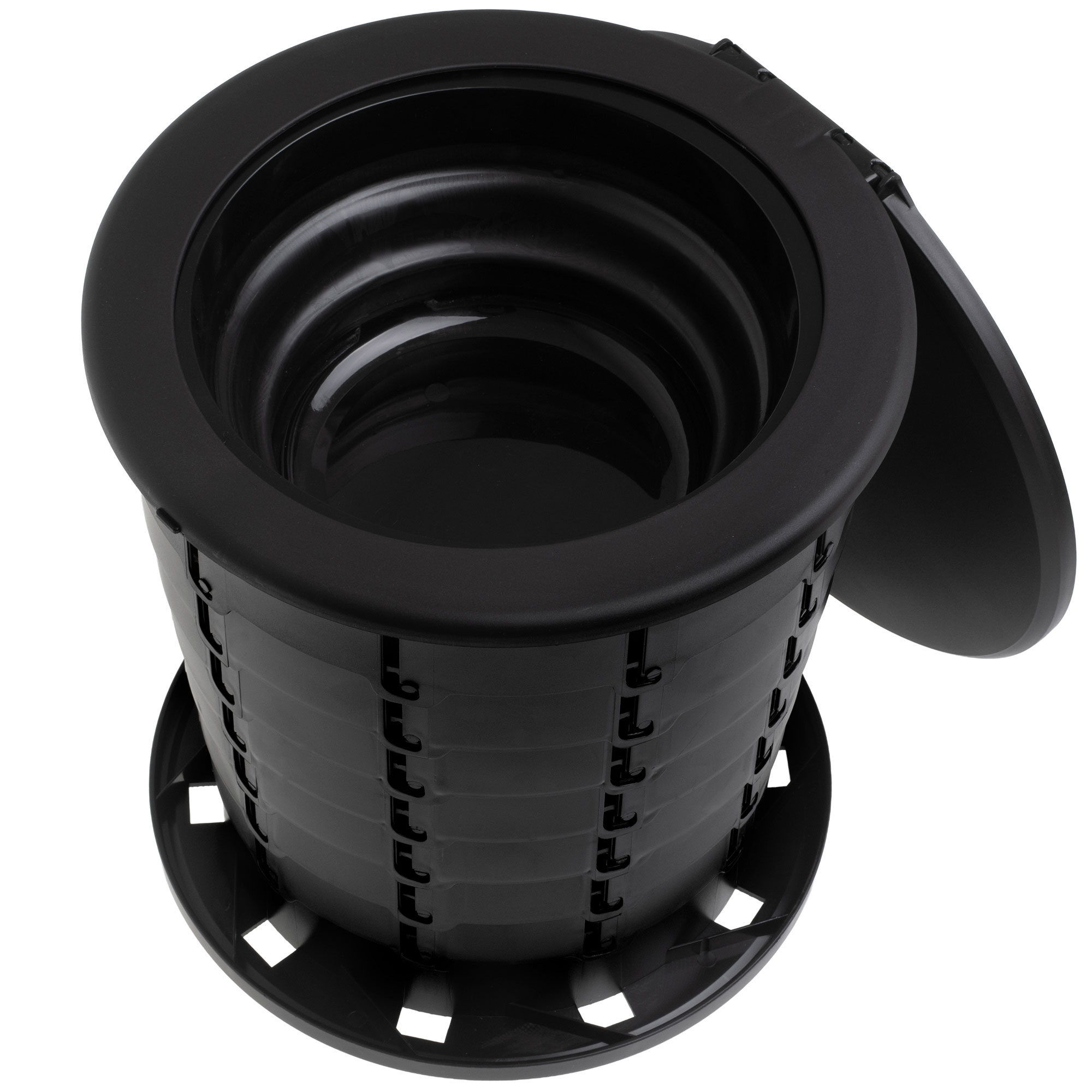 Un inodoro portátil plegable negro con la tapa abierta y el interior acanalado.