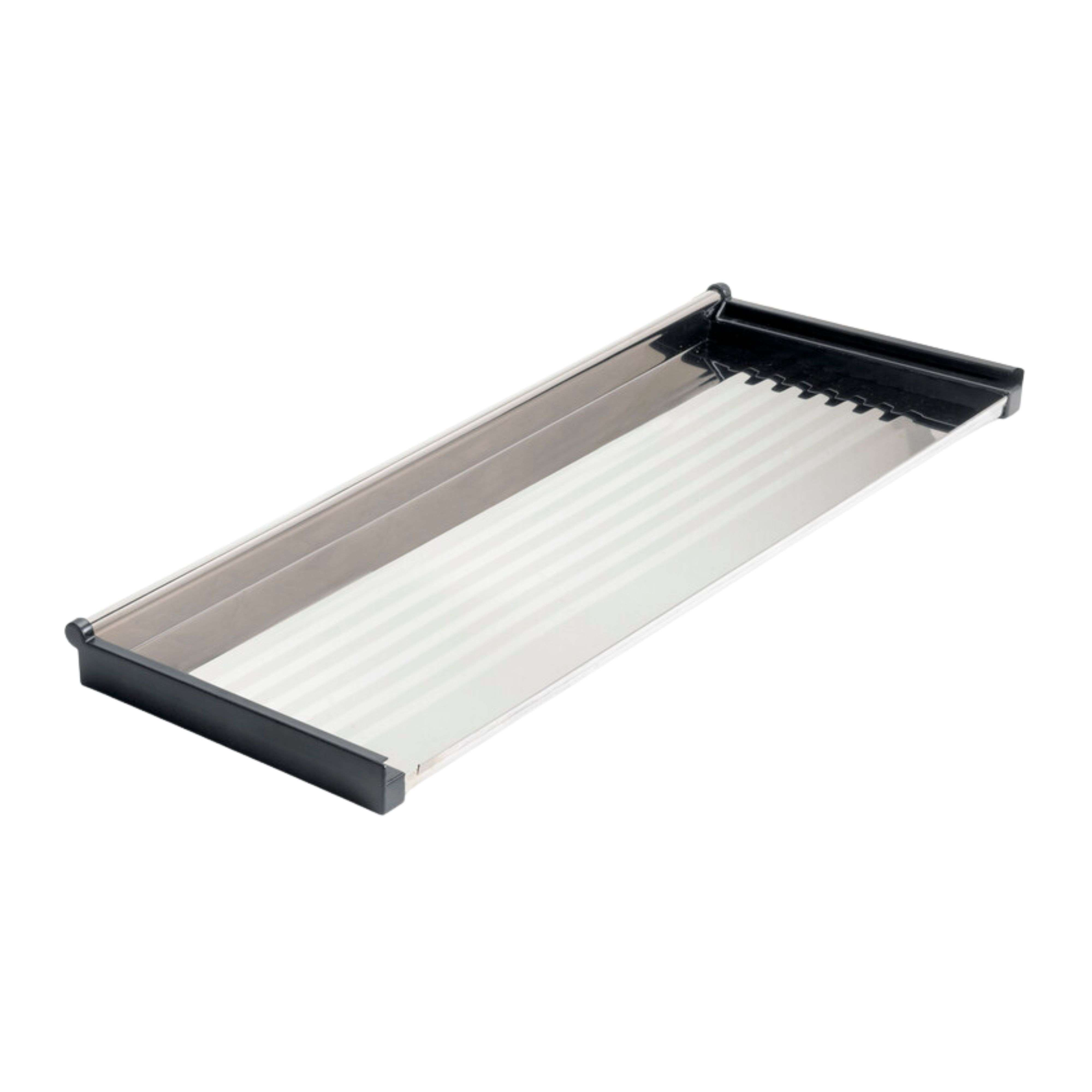 Una bandeja escurridora estrecha y rectangular de metal y plástico negro.