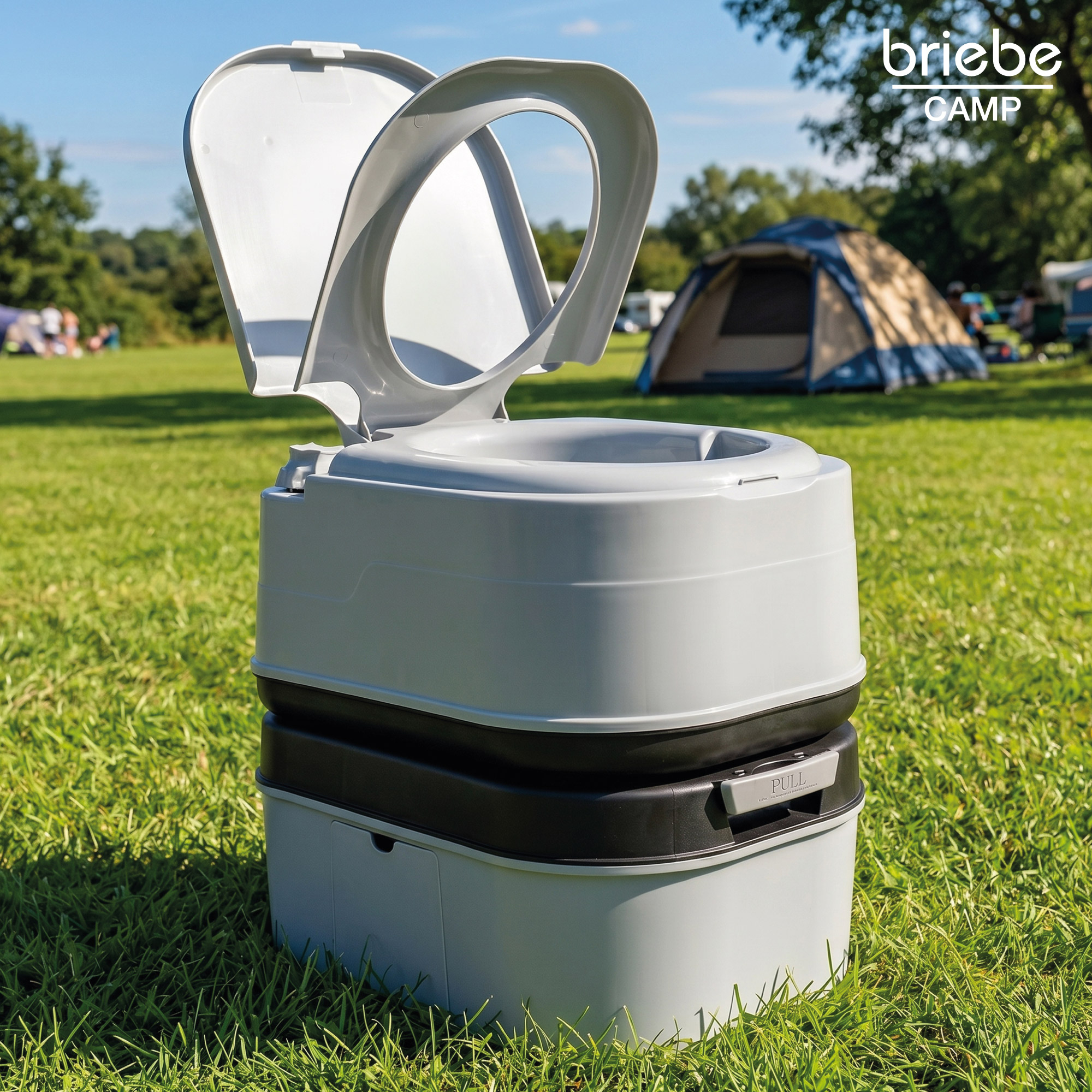 Un inodoro portátil de camping con la tapa abierta se asienta sobre suelo.