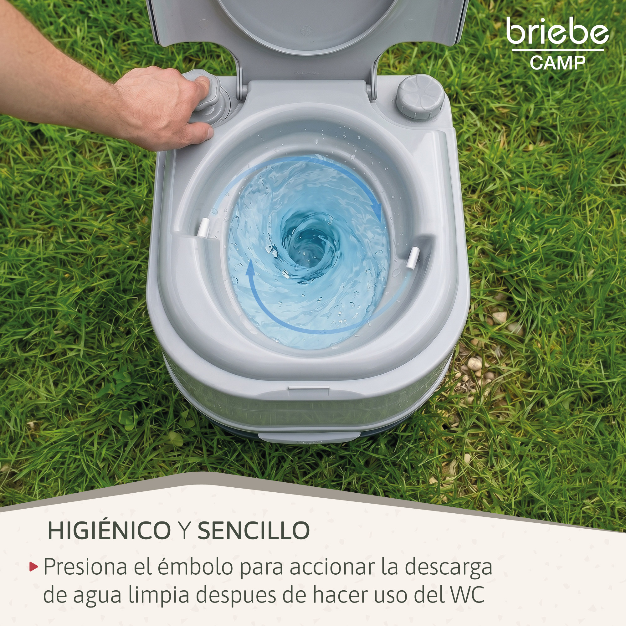 Una mano acciona el tirador de un WC gris de camping. El agua gira en la taza.