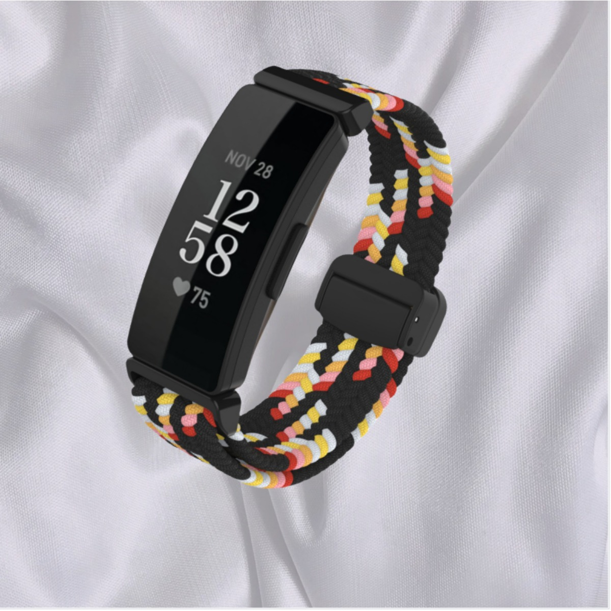 Ein schwarzes Fitnessarmband mit buntem, geflochtenem Armband auf weißem Stoff.