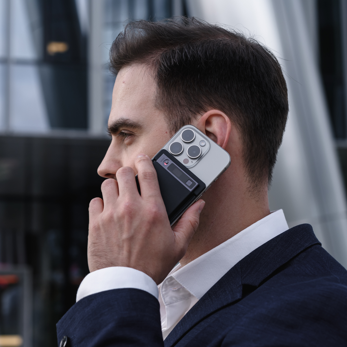 Un hombre de traje habla por teléfono móvil.