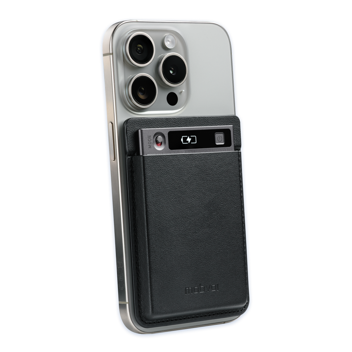 Un smartphone plateado con tres cámaras y una funda de cuero negra con indicador de carga.