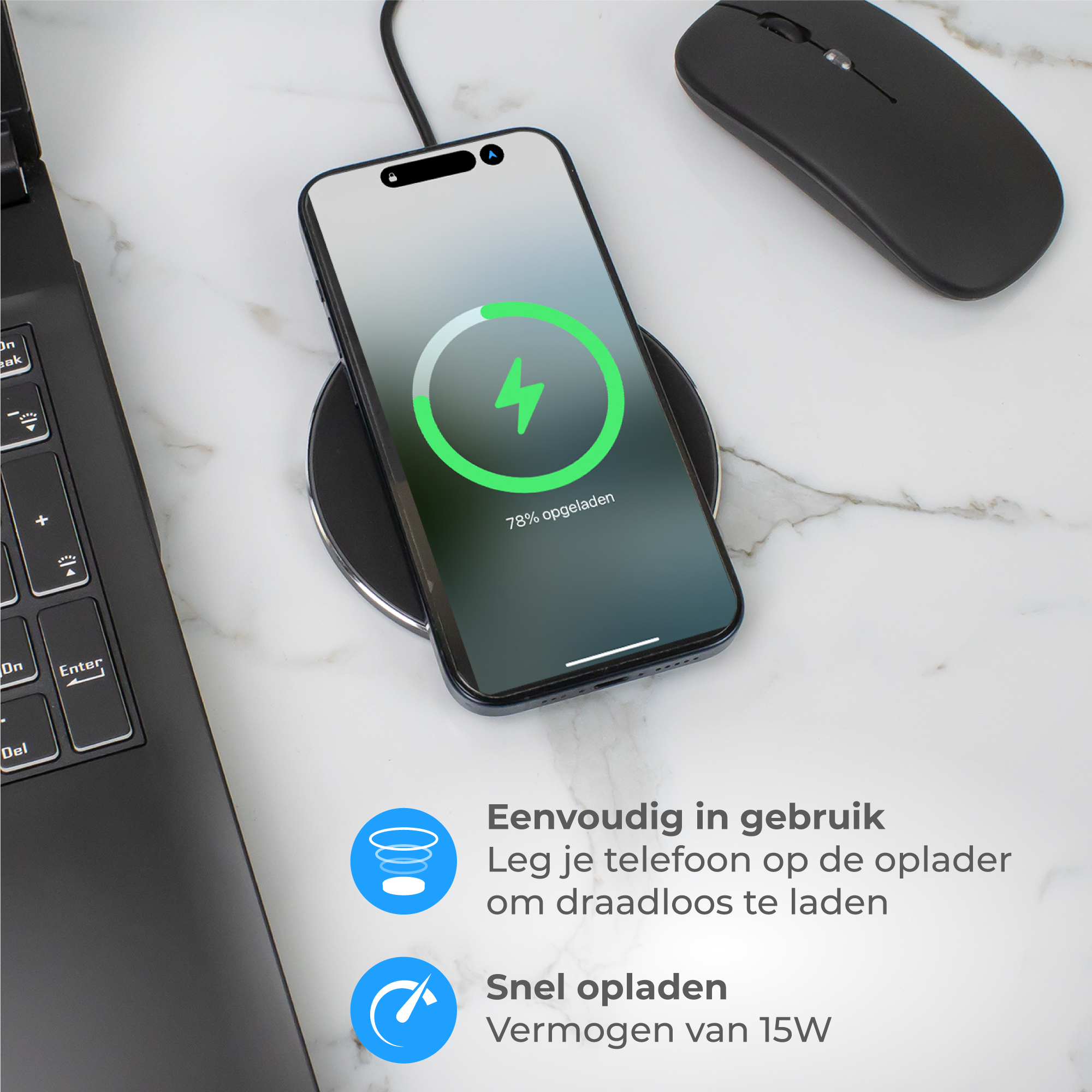 Een telefoon laadt op een draadloze lader naast laptop en muis.
