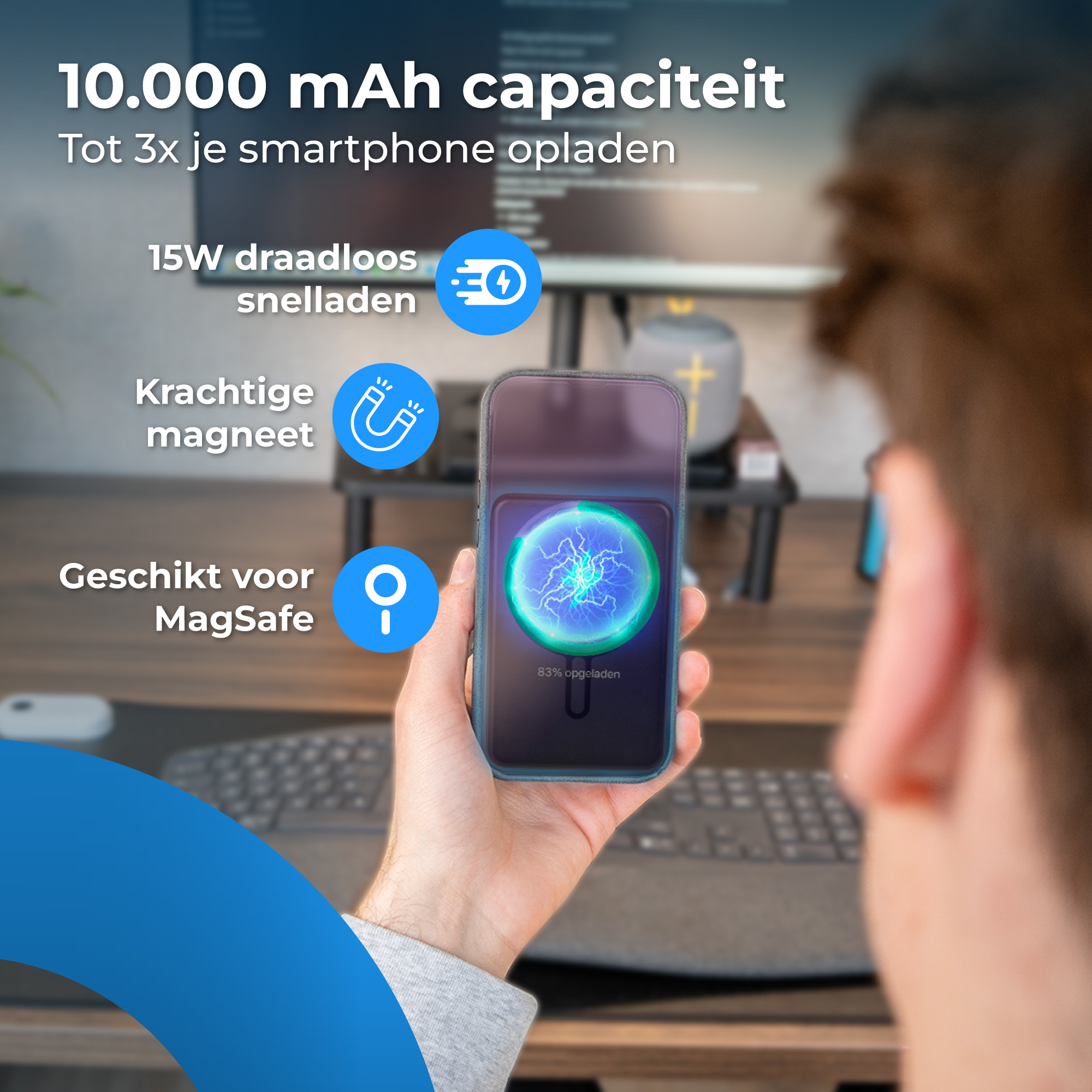 Man houdt telefoon vast, laadt draadloos op met 83%. Tekst over 10.000 mAh.