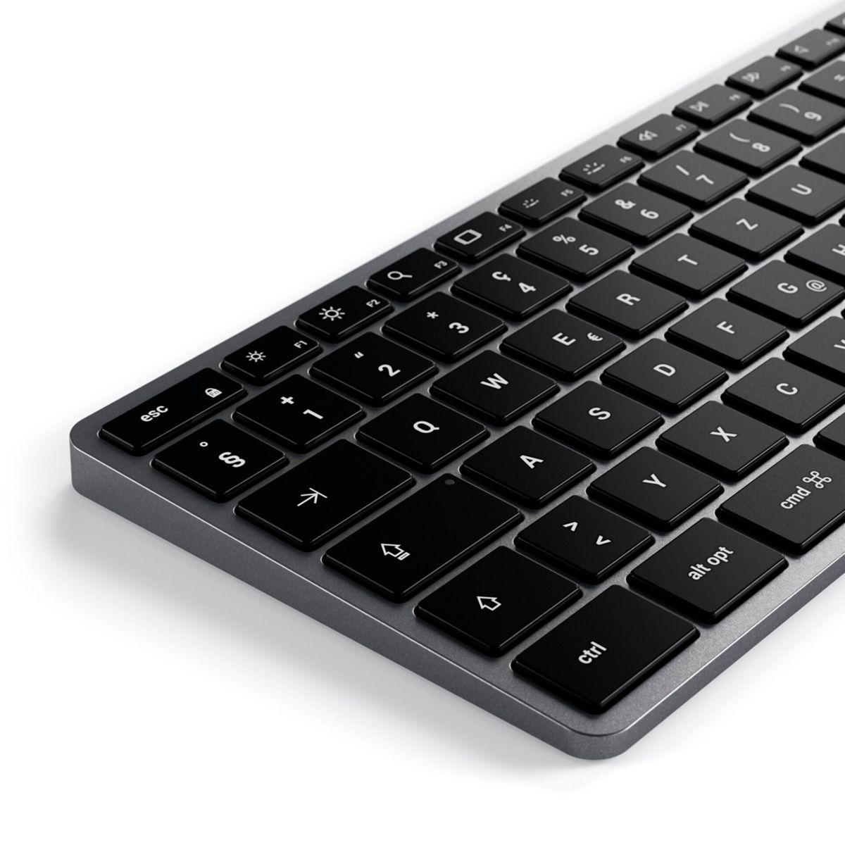 Eine Nahaufnahme einer dunklen Tastatur mit silbernem Gehäuse und beleuchteten Tasten.
