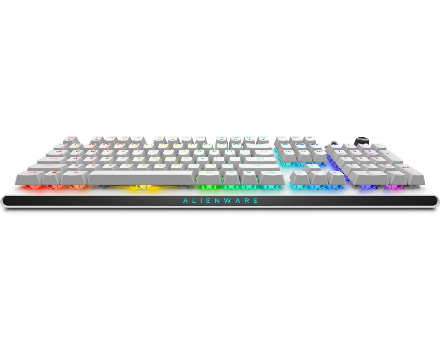 Eine weiße Alienware-Tastatur mit RGB-Beleuchtung, die aus verschiedenen Farben leuchtet.