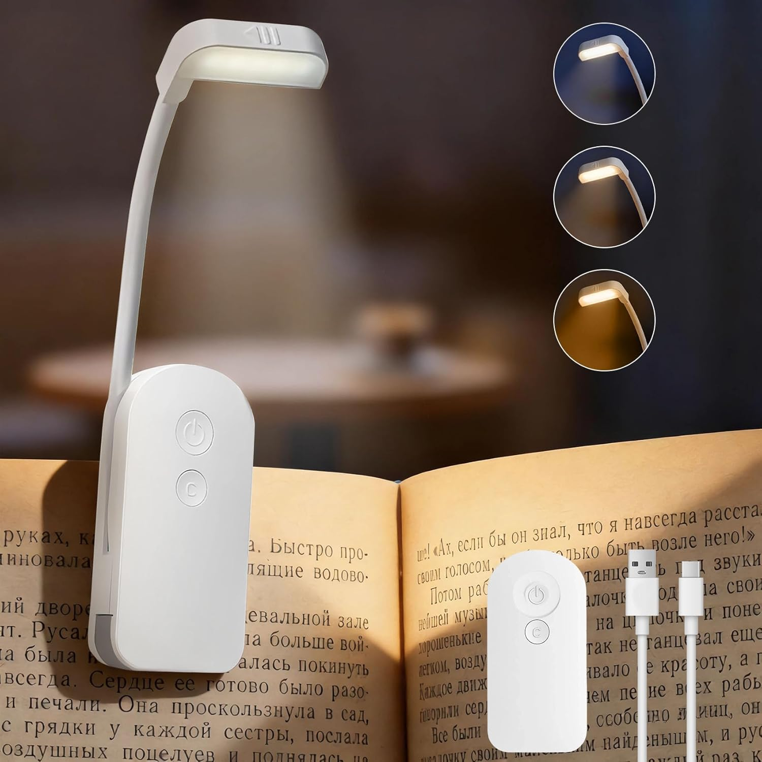 Eine weiße Klemm-Leseleuchte mit USB-Kabel liegt auf einem geöffneten Buch.