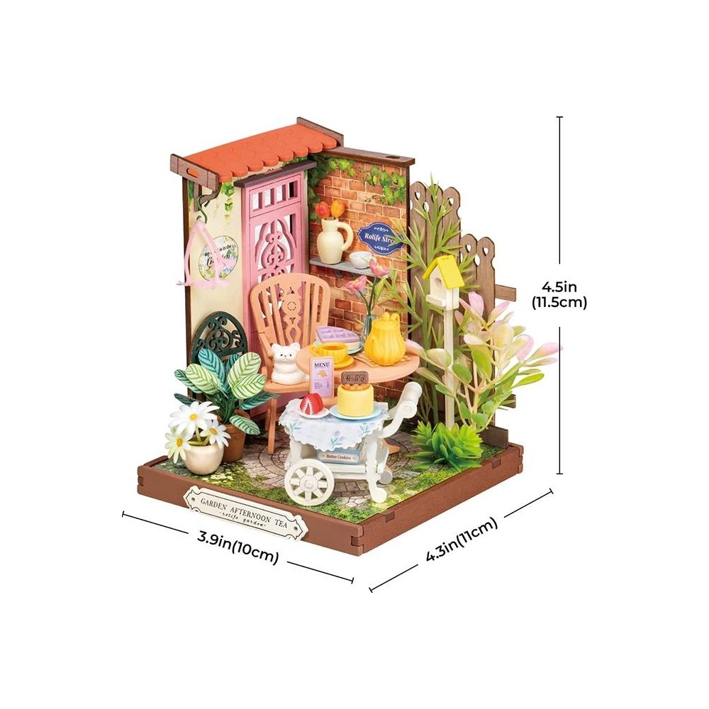 Masa, sandalye, pasta ve bitkilerle minyatür bahçe çay köşesi diorama.