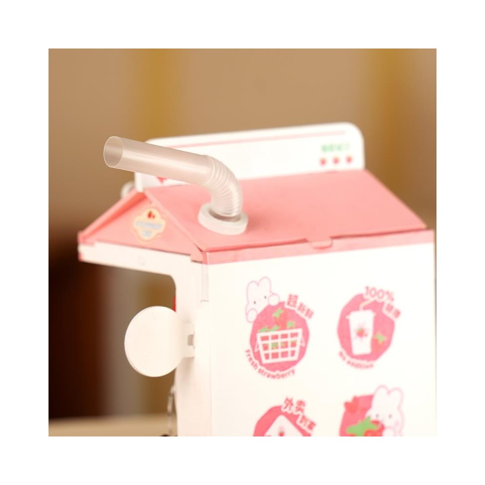 Un cartone del latte rosa e bianco con cannuccia piegata e adesivi di fragola.