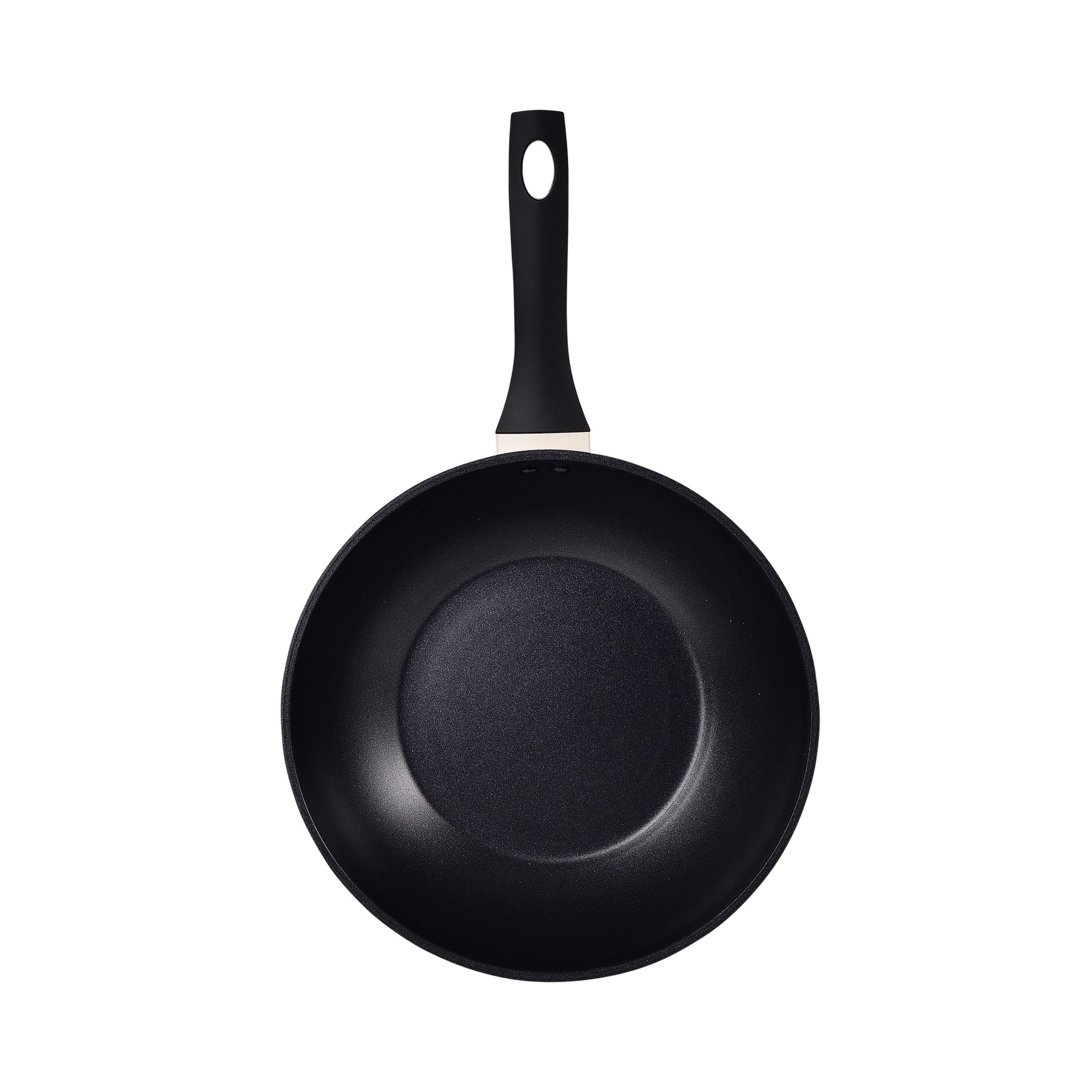 Una sartén wok negra con mango negro y orificio para colgar, vista desde arriba.