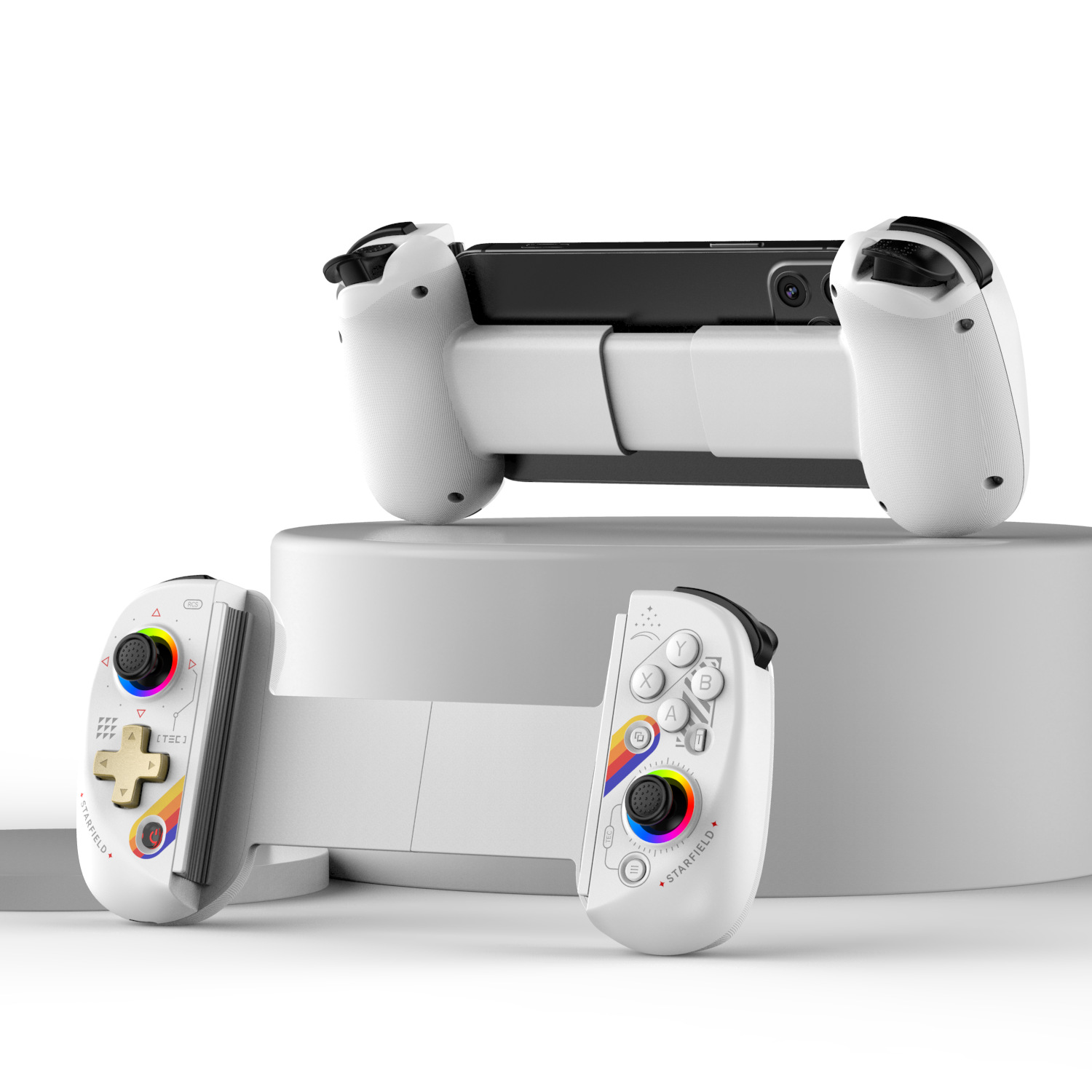 Zwei weiße Gamecontroller mit bunten Akzenten liegen vor einer Konsole.