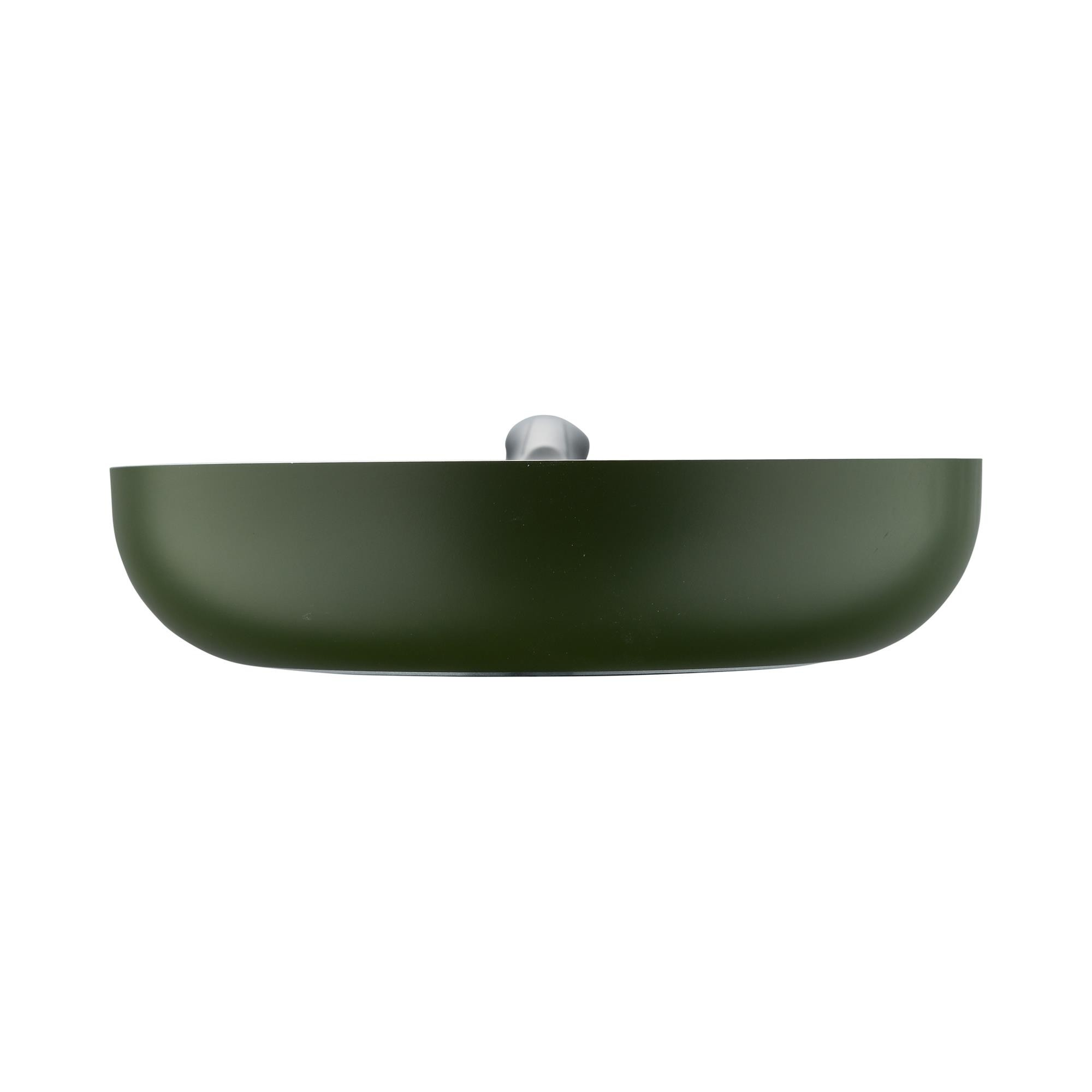 Una sartén verde oscuro con mango plateado, vista de lado.