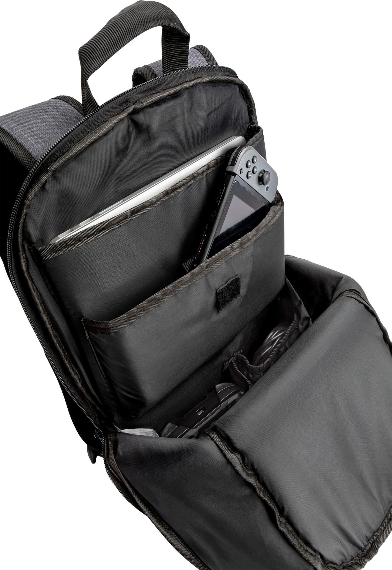 Otwarty plecak pokazujący laptopa, Nintendo Switch i kable w środku.