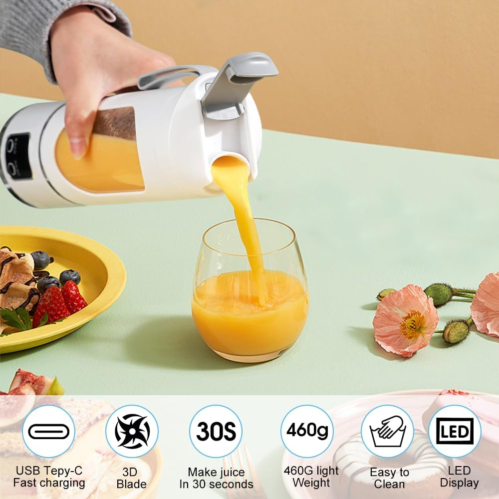 Saft wird aus einem tragbaren Mixer in ein Glas gegossen, unten Obst und Symbole.