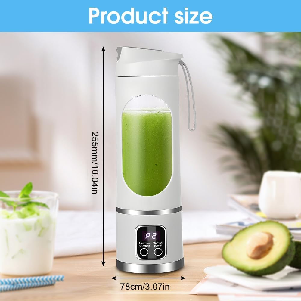 Ein weißer Mixer mit grünem Saft, daneben Avocados und ein Glas.