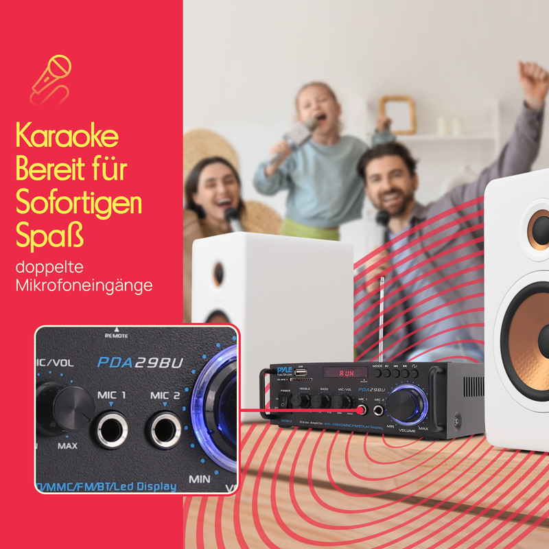 Karaoke-Verstärker mit Mikrofonanschlüssen, zwei Lautsprechern und einer singenden Familie.