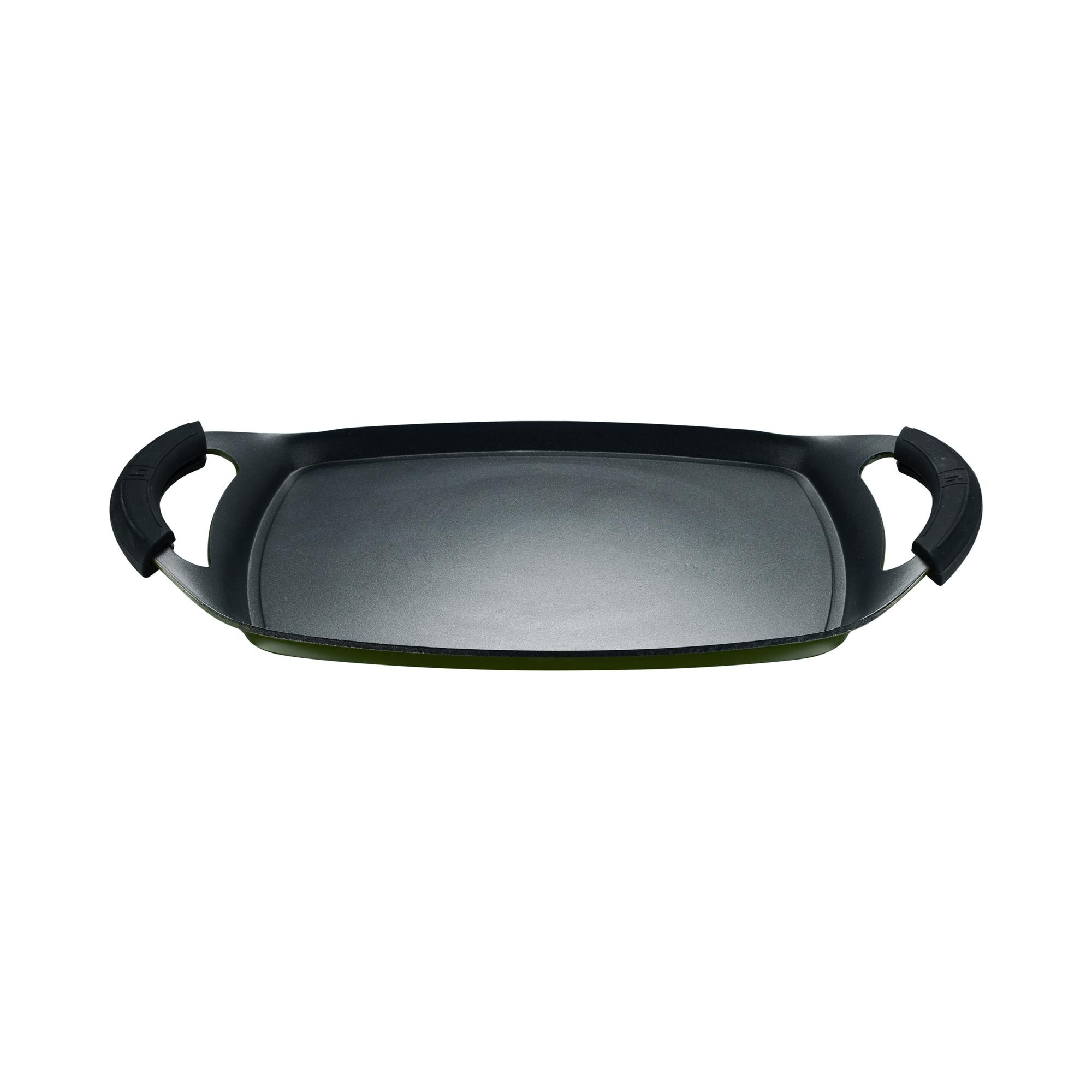Una plancha rectangular con asas negras sobre fondo blanco.
