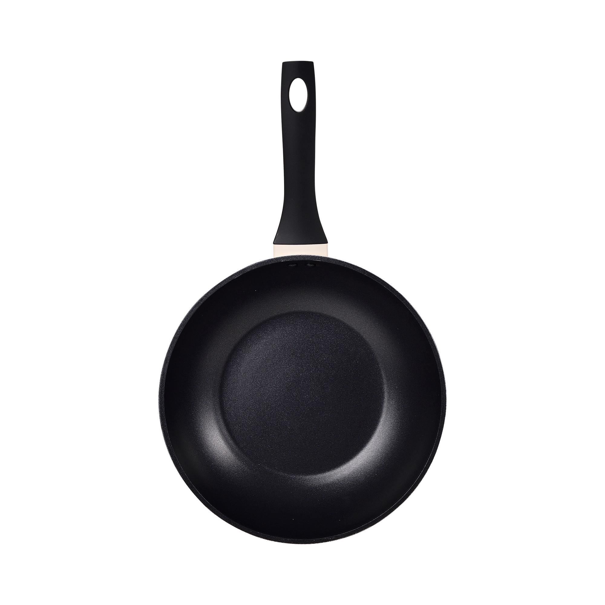 Sartén negra con mango negro y orificio para colgar, aislada sobre blanco.