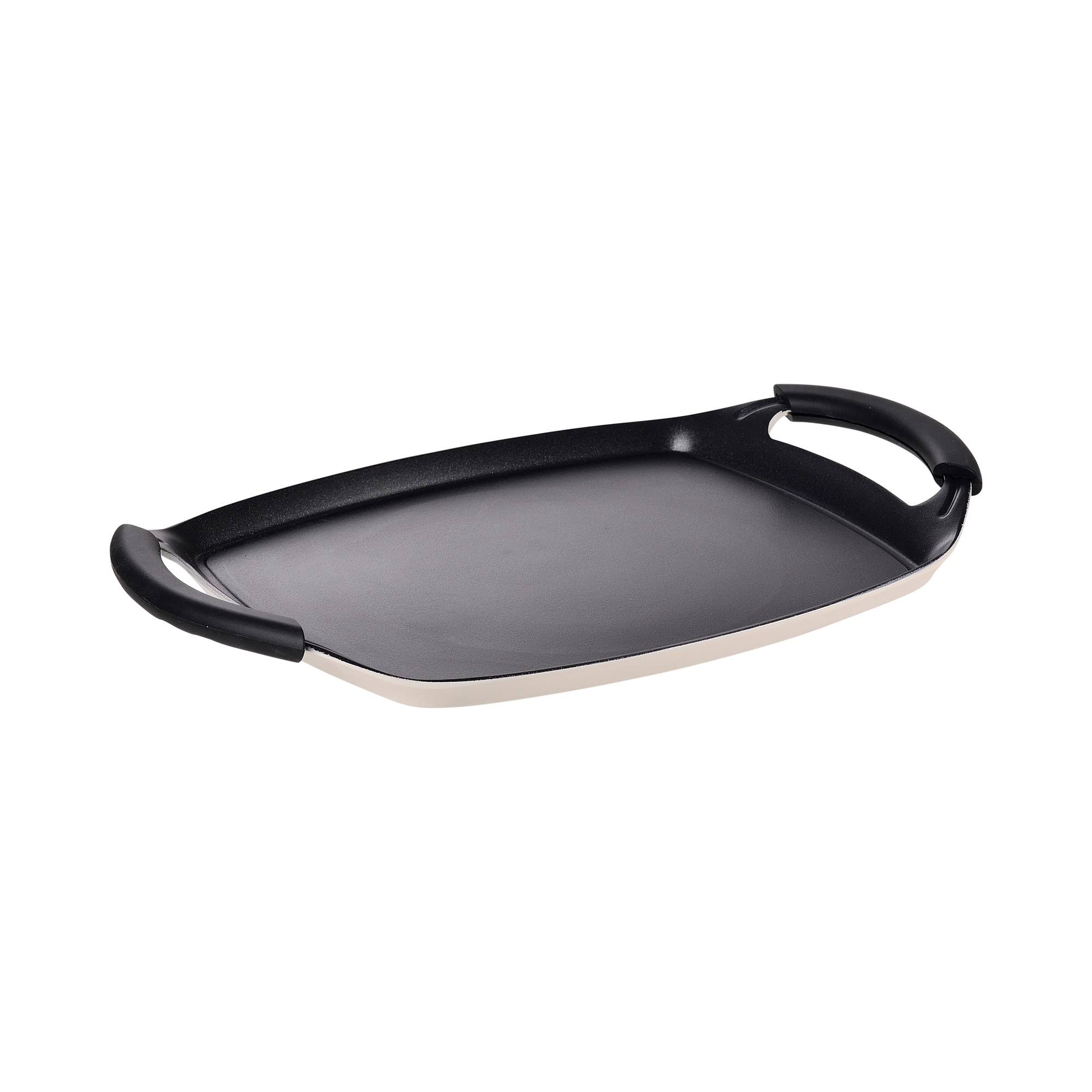 Una plancha rectangular con asas negras y borde blanco.