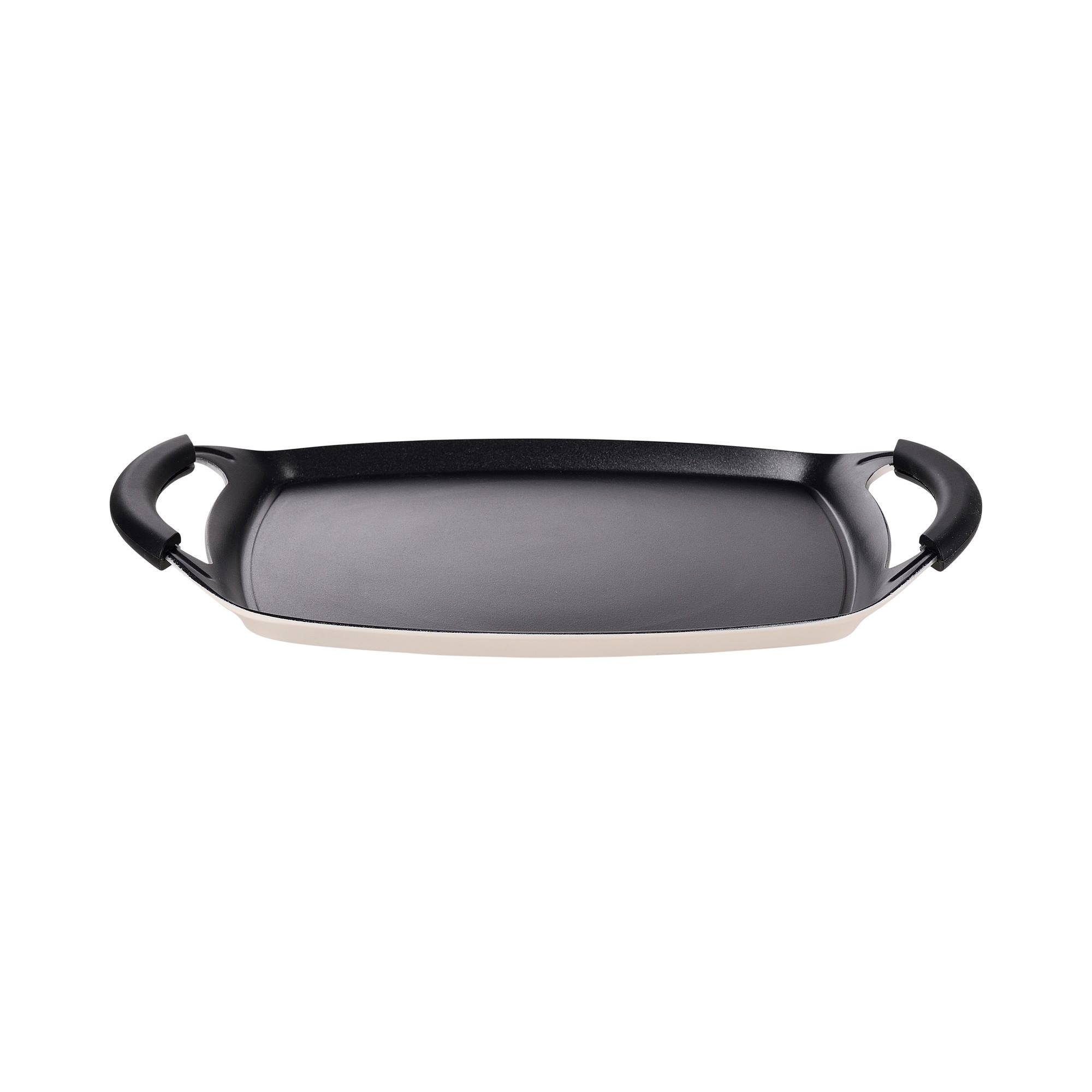 Una plancha rectangular con asas negras sobre fondo blanco.