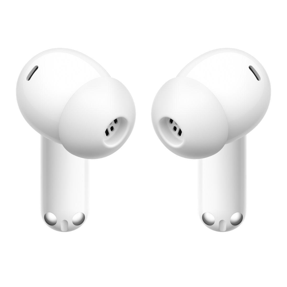 Dos auriculares inalámbricos blancos con puertos de carga sobre fondo blanco.