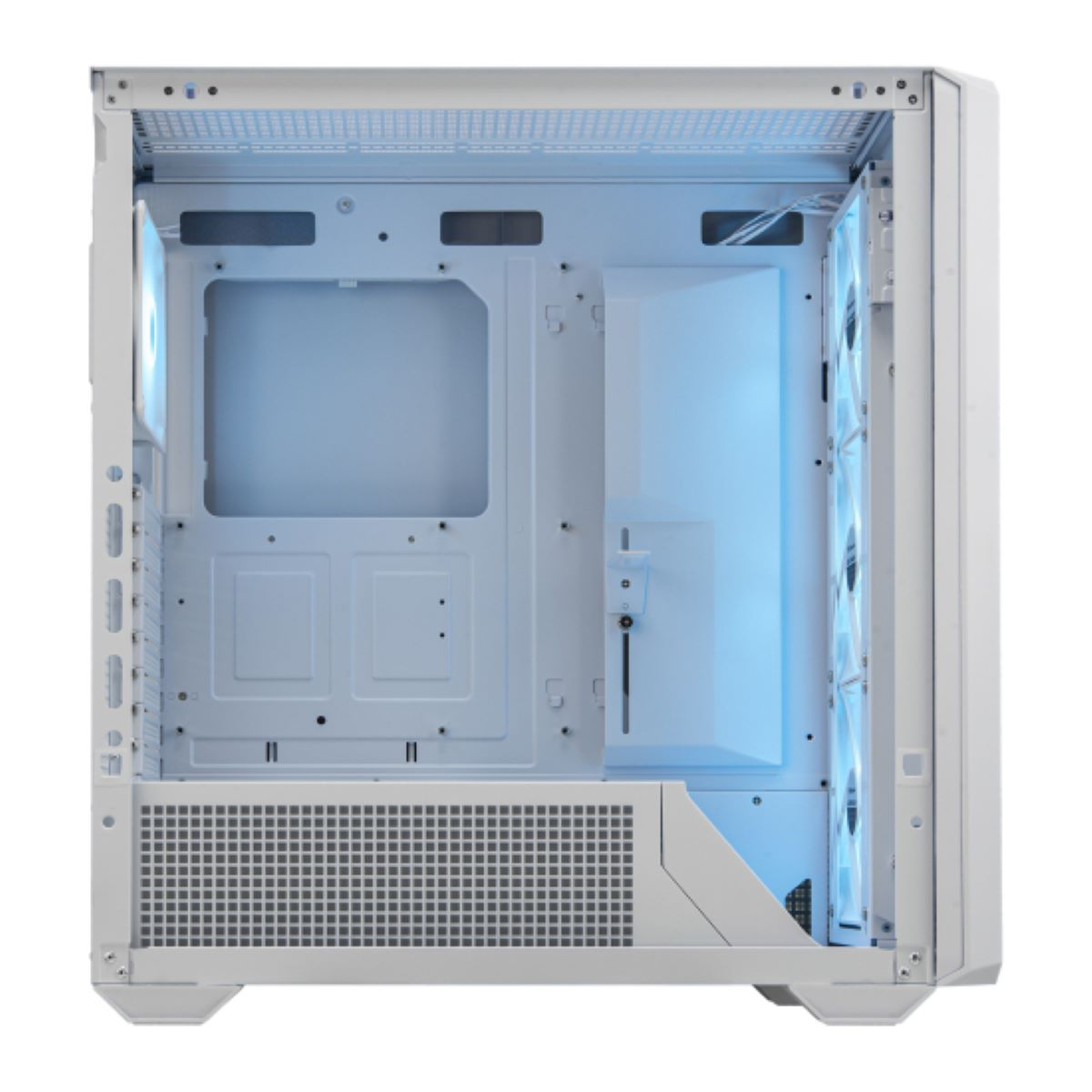 Ein leeres weißes Computergehäuse mit blauer Beleuchtung von Lüftern.