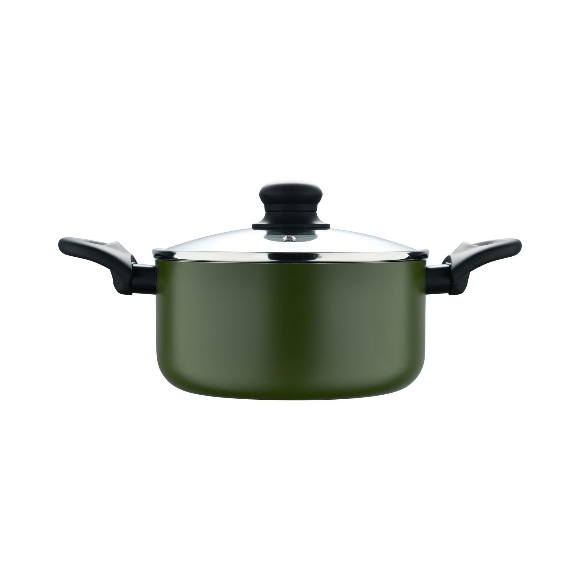 Una cacerola verde con tapa de cristal y asas negras, sobre fondo blanco.