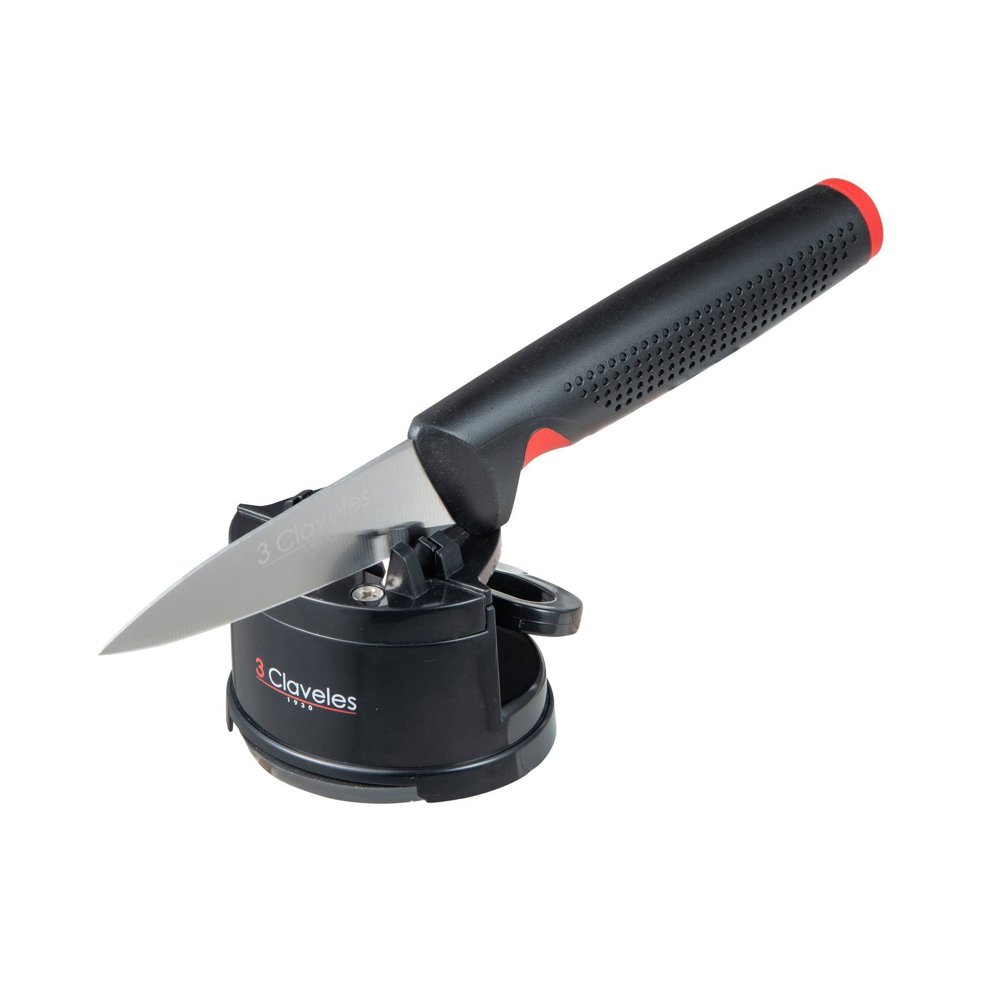 Un afilador de cuchillos negro con acento rojo y un cuchillo insertado.