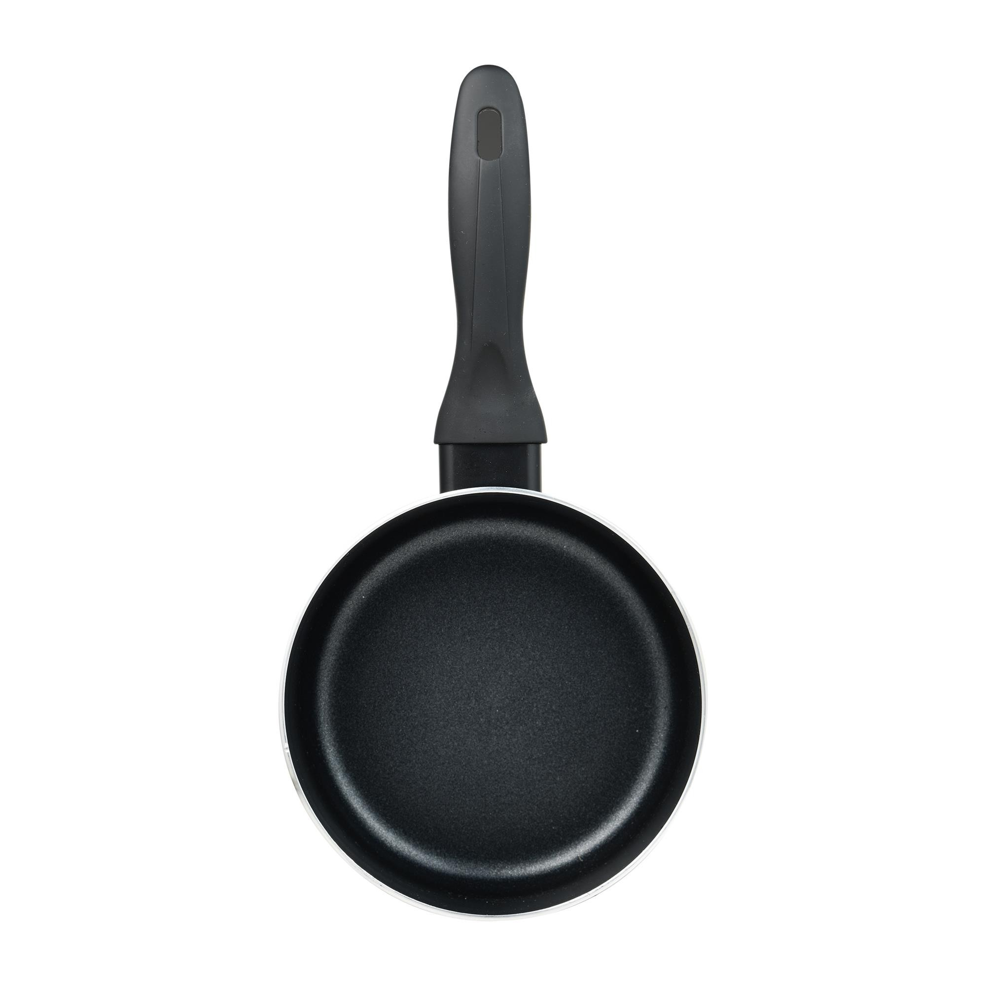 Sartén negra con mango negro, aislada sobre fondo blanco.