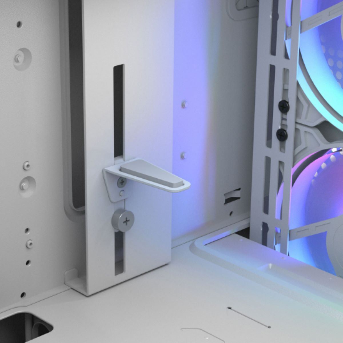 Weißes Computergehäuse-Interieur mit RGB-Lüftern und einer Halterung mit Schrauben.