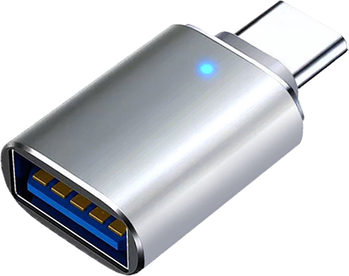 Silberner USB-C zu USB-A Adapter mit blauem USB-A Anschluss und blauer Leuchte.