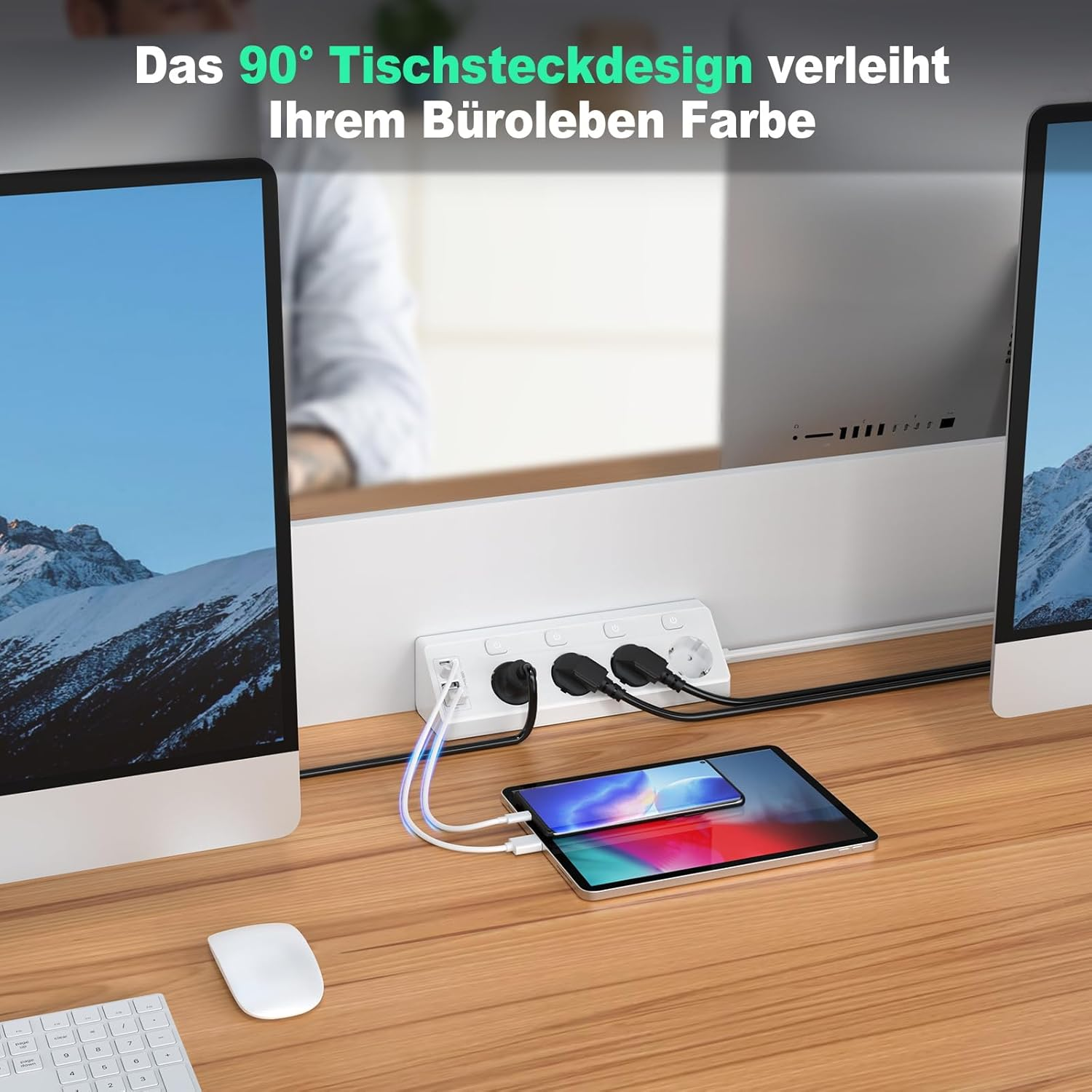 Mehrfachsteckdose mit zwei Monitoren, Tablet, Handy, Maus und Tastatur.