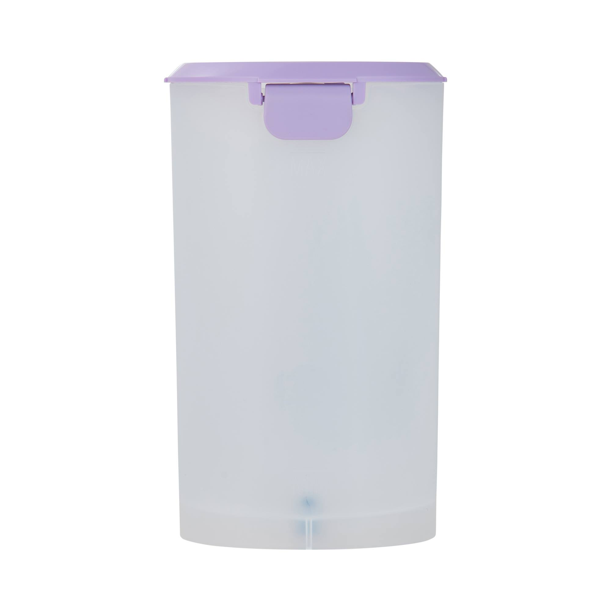 Un recipiente blanco translúcido con tapa y asa color lavanda.