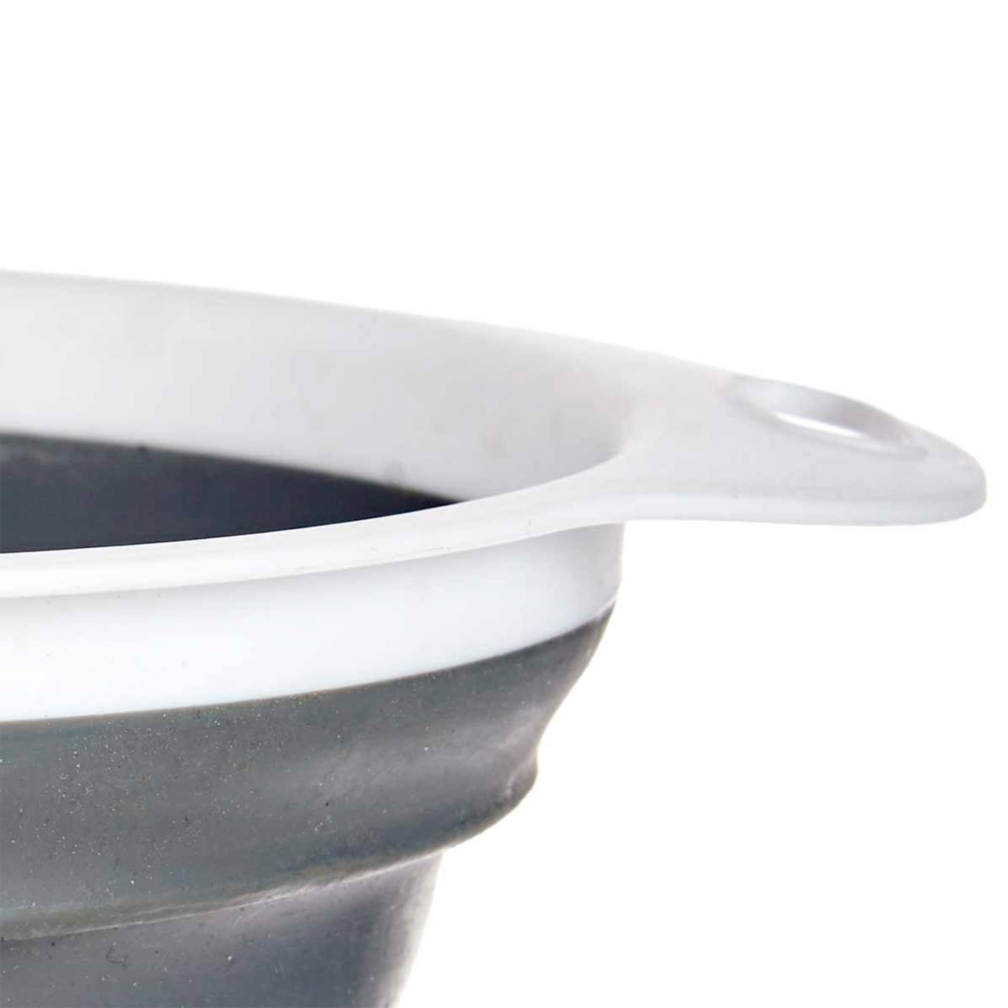 Bol plegable gris y blanco con asa, primer plano.