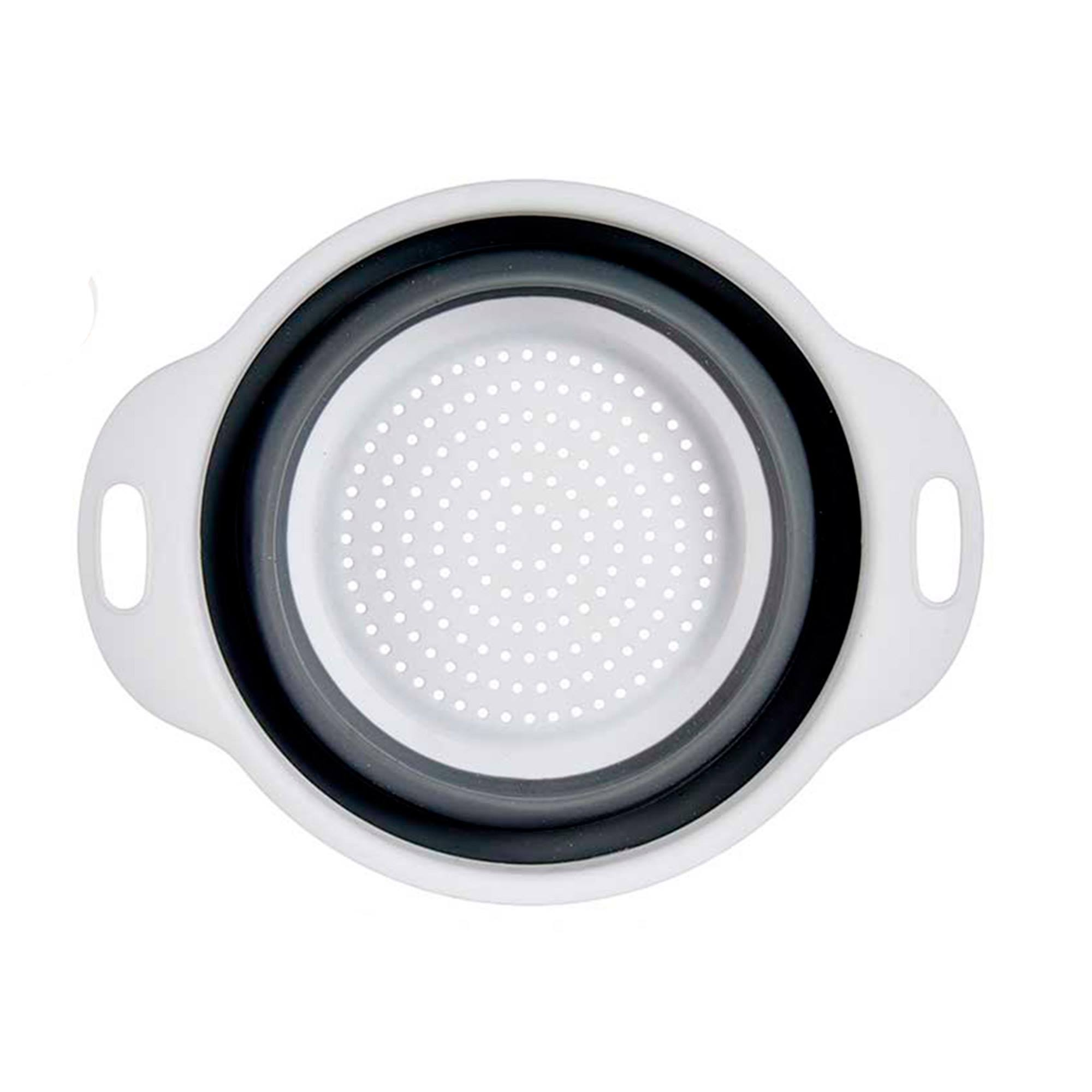 Un colador de cocina plegable blanco y gris con asas y agujeros.