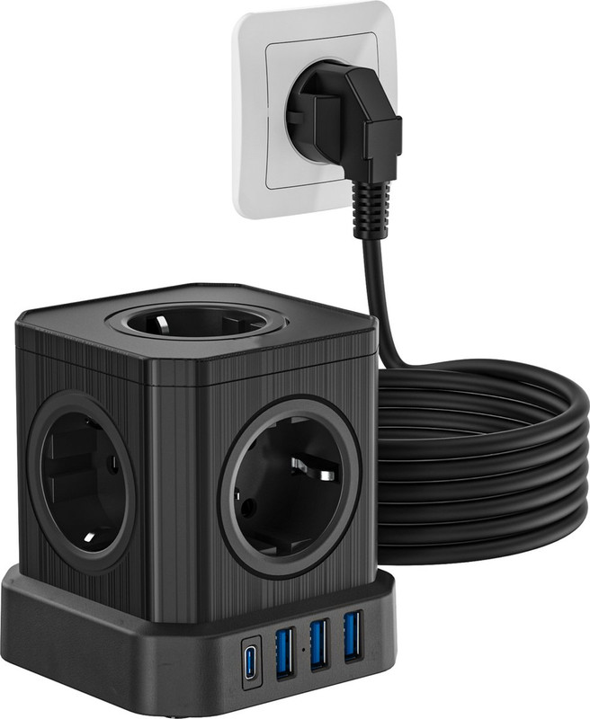 Schwarzer Mehrfachstecker-Würfel mit USB-Anschlüssen, in weiße Steckdose eingesteckt.