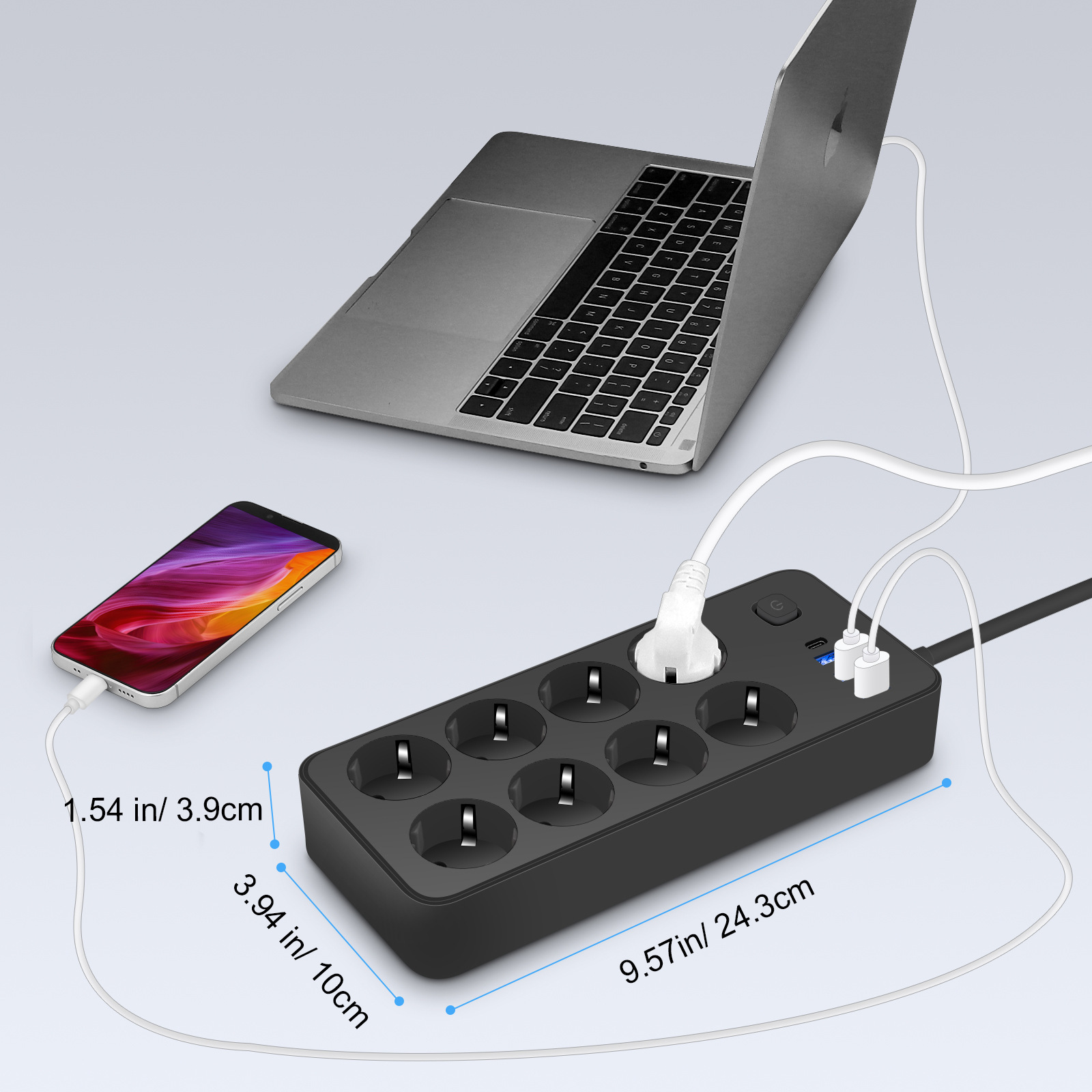 Ein Laptop, ein Smartphone und eine schwarze Steckdosenleiste mit sechs Steckdosen sind verbunden.