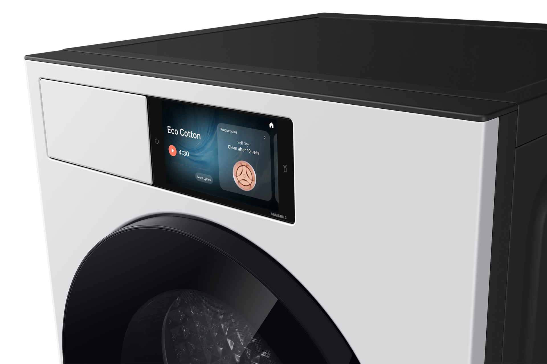Moderne weiße Waschmaschine mit Touchscreen-Display, das den "Eco Cotton"-Zyklus anzeigt.