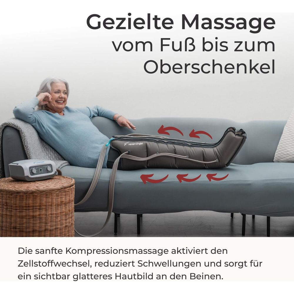 Frau auf Sofa mit Beinmassagegerät, das rote Pfeile zur Veranschaulichung der Kompression zeigt.