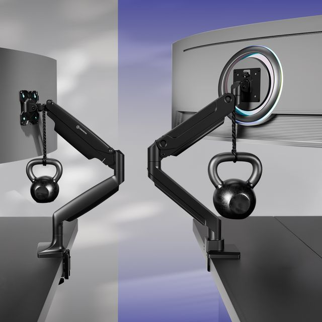 Due bracci per monitor neri con kettlebell appesi a corde.