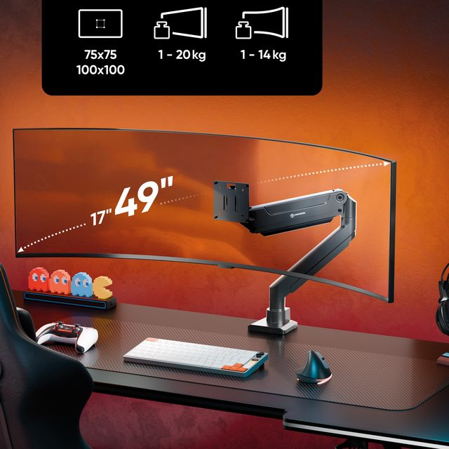 Un monitor curvo su un braccio, con tastiera e controller nelle vicinanze.