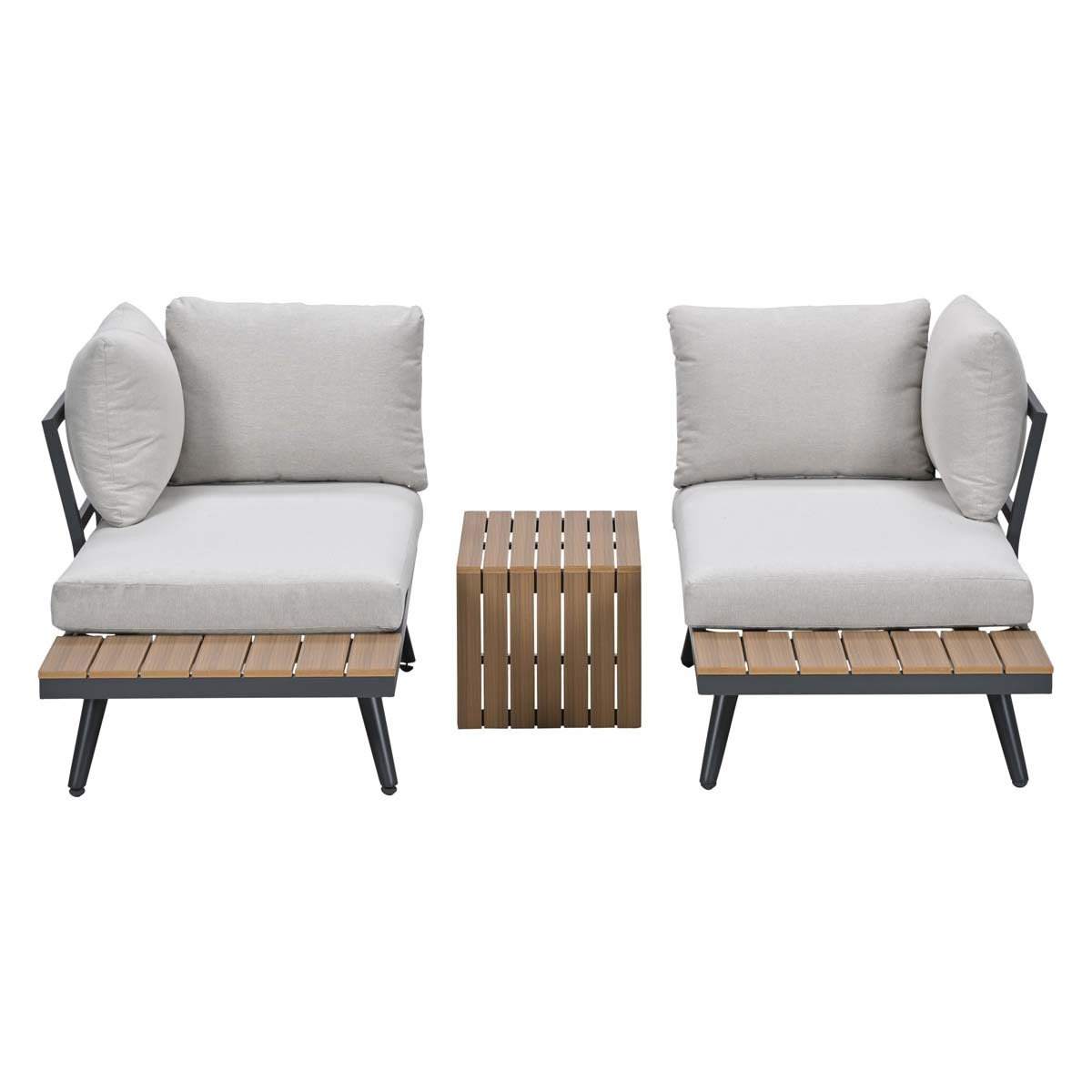 Twee lichte tuinstoelen met kussens en een houten tafel.