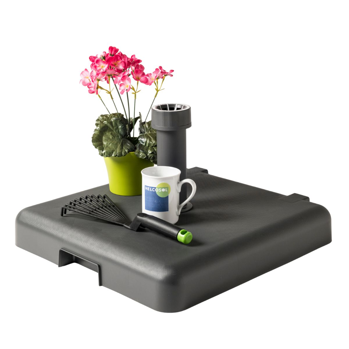 Grijze voet met plant, mok, waaierhark en pijp.