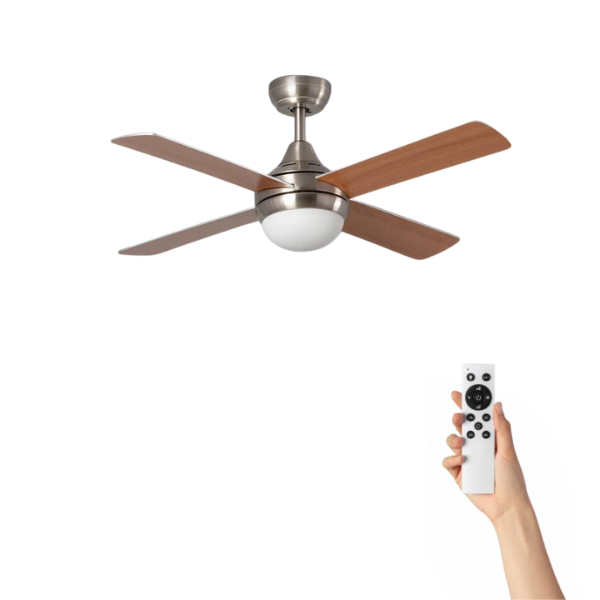 Un ventilatore da soffitto con pale in legno e luce, tenuto da una mano con telecomando.