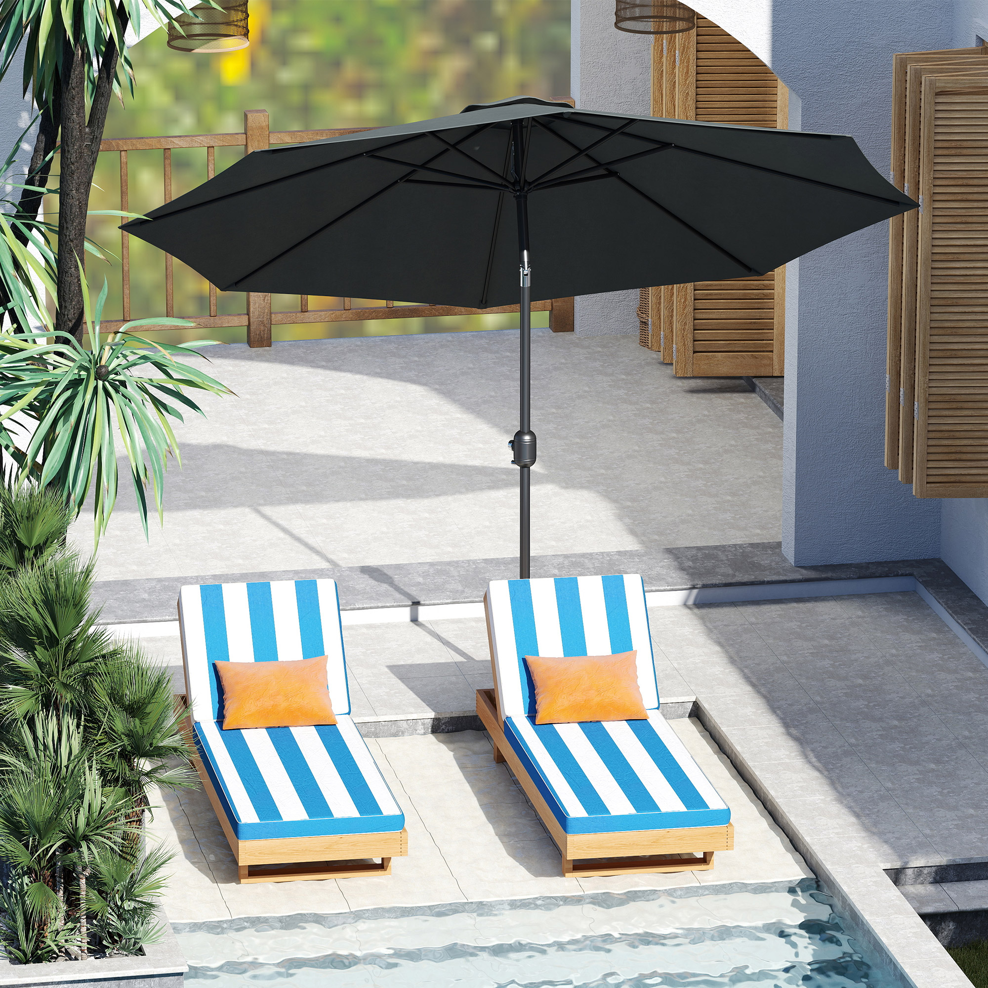 Due lettini a righe blu e bianche con cuscini arancioni accanto a una piscina sotto un ombrellone nero.