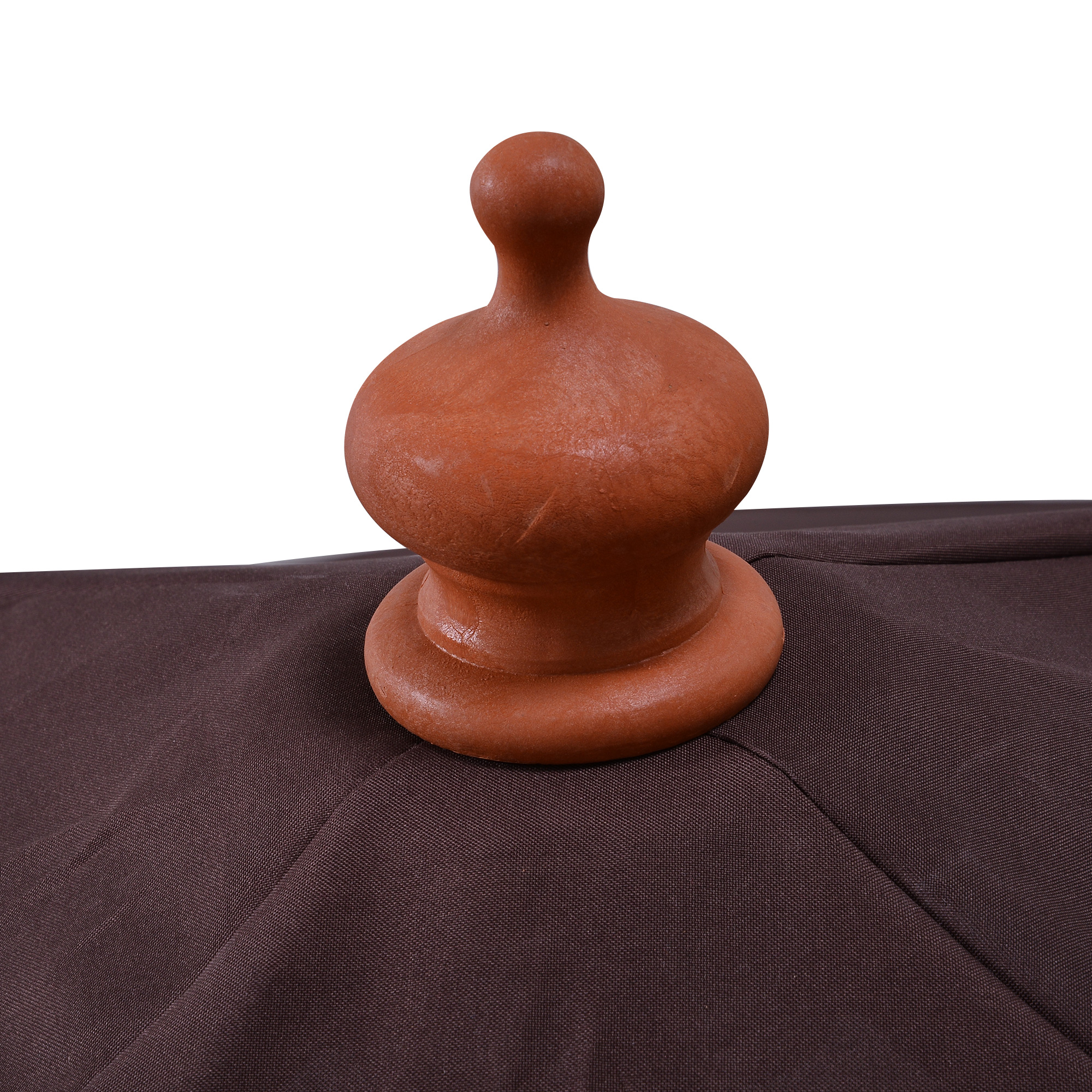 Un tessuto marrone copre il fondo, sormontato da un pomello in terracotta.