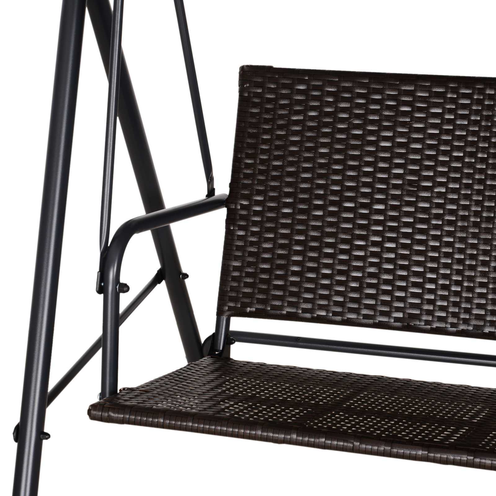 Particolare di una seduta da altalena in rattan marrone con telaio in metallo nero su sfondo bianco.