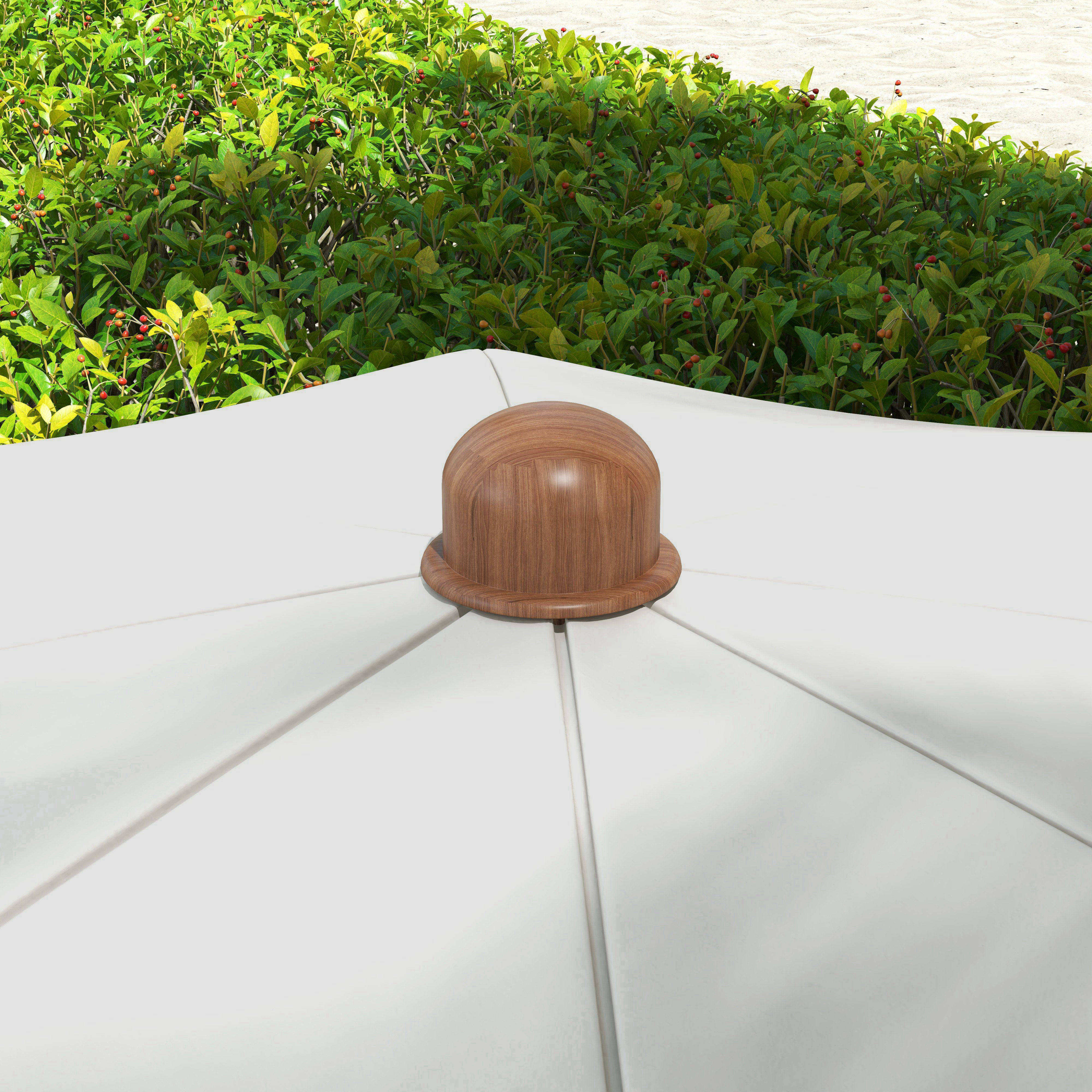 Cupola parasole bianca con dettaglio in legno, fogliame verde e sabbia sullo sfondo.
