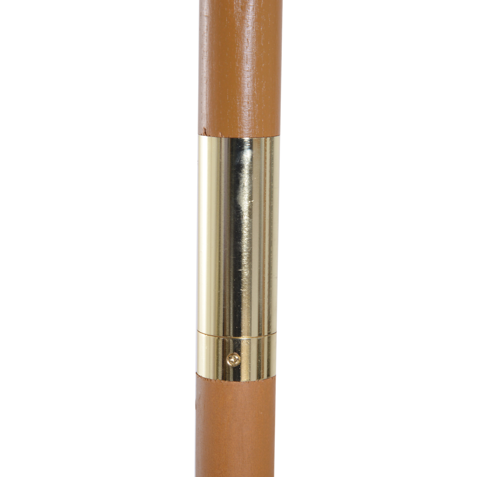 Un palo di legno marrone con un anello in metallo dorato e una vite.